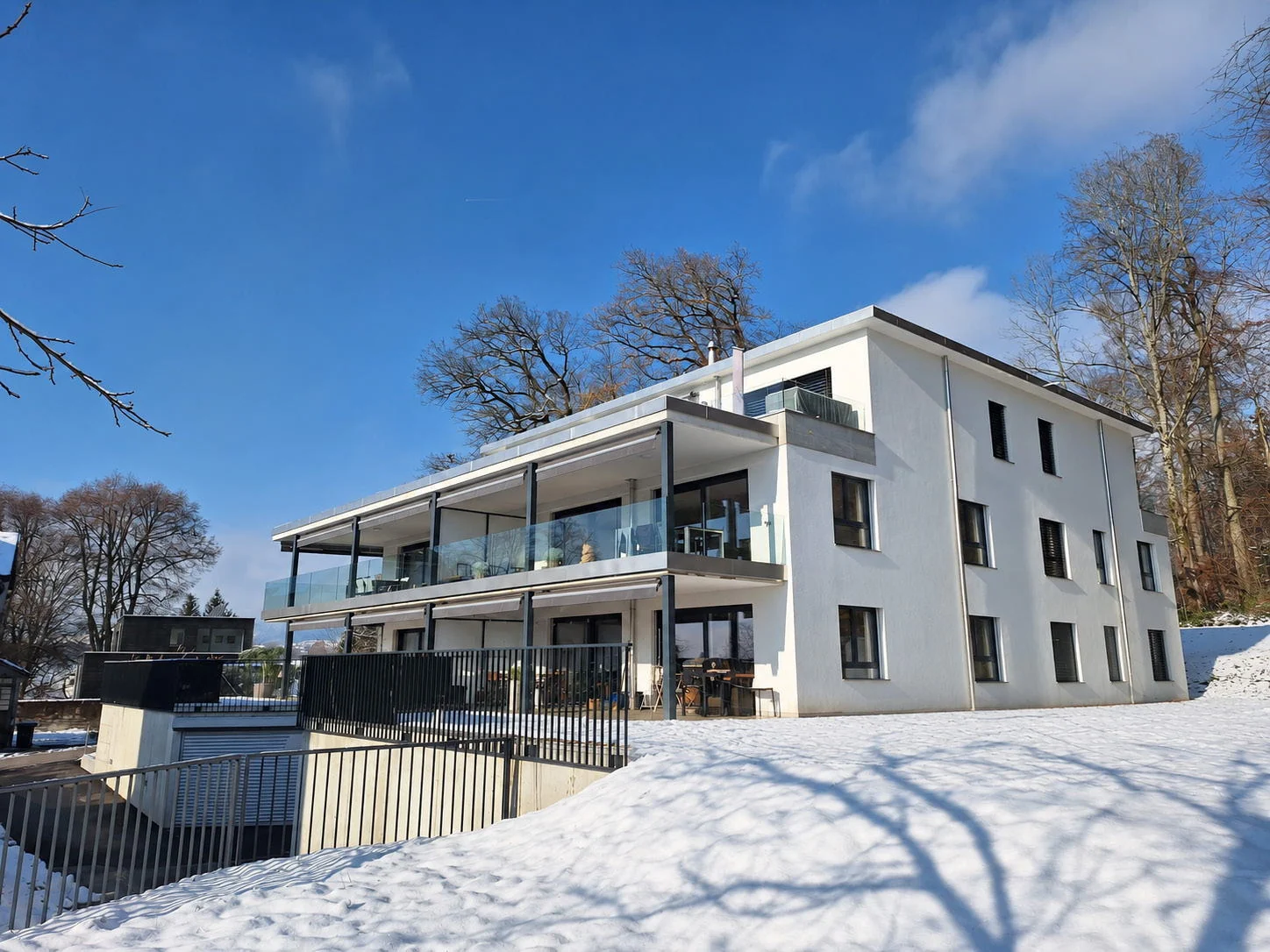 Das Haus im Winter mit Schnee